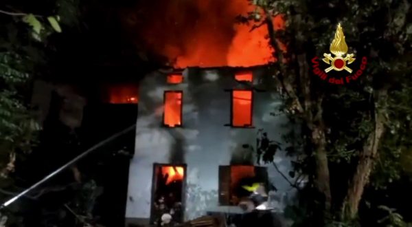 Vigili del Fuoco spengono incendio in un casale nel Lodigiano