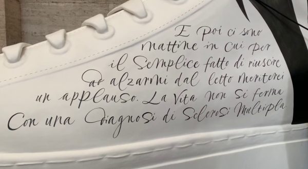 Sclerosi multipla, le scarpe di Sanofi e Aism per sostenere la ricerca