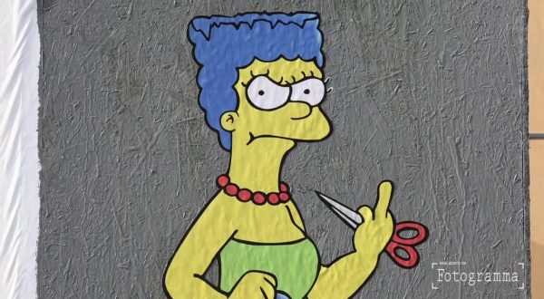 A Milano riappare il murale di Marge Simpson che si taglia i capelli