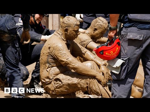 Dozens killed in Venezuela landslides as homes swept away – BBC News