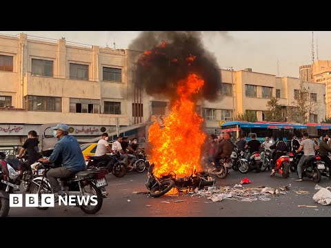 Iran protestors and security forces clash as unrest continues – BBC News