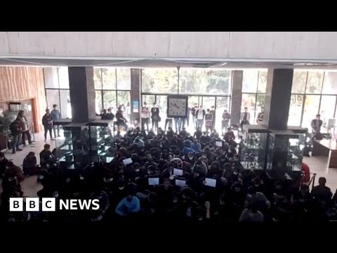 Iran protests escalate as crackdown continues – BBC News