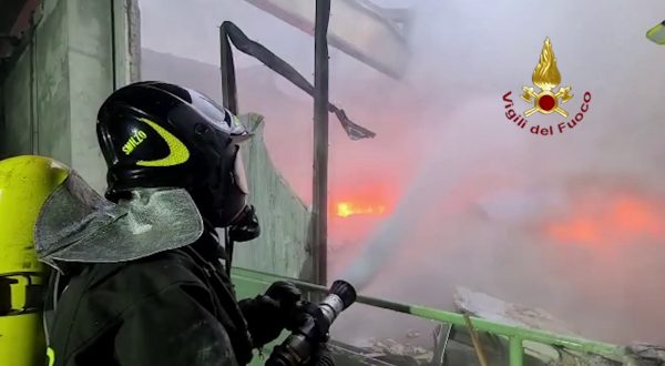 Incendio in azienda materiali plastici nel torinese