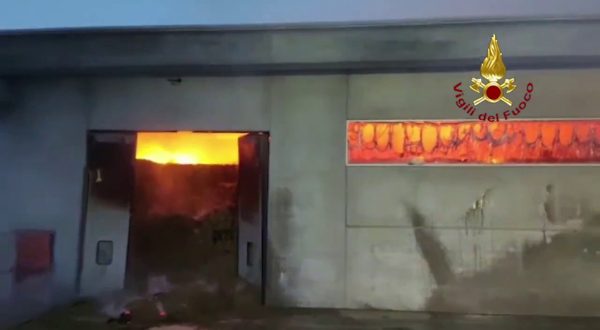 Incendio in un deposito di paglia e fieno nel pavese