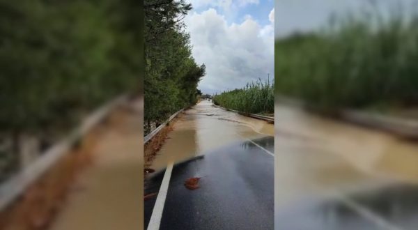 Maltempo nel Trapanese, manto stradale crollato a Guarrato