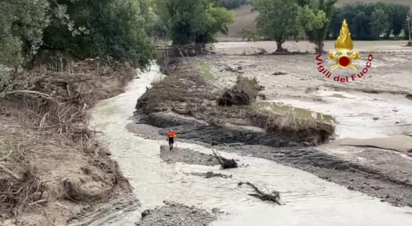 Alluvione nelle Marche, si cerca senza sosta la donna dispersa