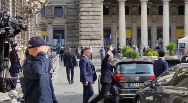 Draghi lascia Palazzo Chigi dopo il passaggio di consegne a Meloni