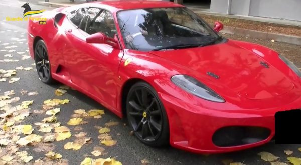 Sequestrata falsa Ferrari F430 costruita artigianalmente