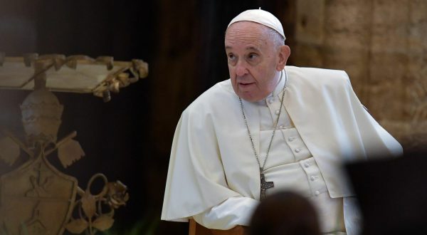 Appello Papa Francesco “Ue non lasci sola l’Italia sul fronte dell’immigrazione”