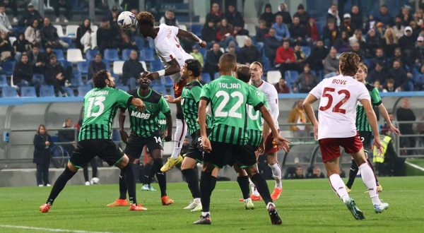 Pinamonti replica ad Abraham, Sassuolo-Roma 1-1