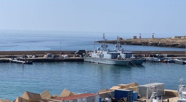 Continuano sbarchi di migranti a Lampedusa, neonato trovato morto