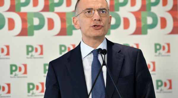 Letta “Primarie del Pd il 19 febbraio, congresso allargato”