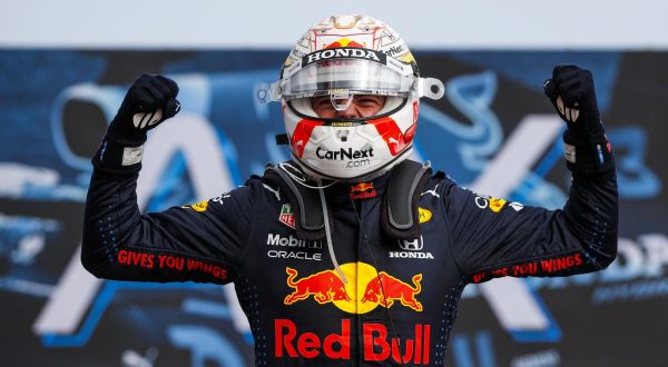 Pole di Verstappen ad Abu Dhabi, poi Perez e le Ferrari