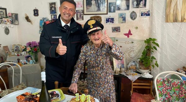 Parenti bloccati dal maltempo, a Favignana zia Rosina festeggia i 101 anni con i carabinieri