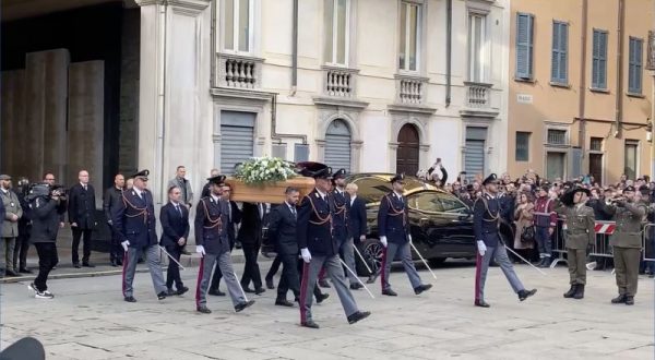 Maroni, a Varese i funerali di Stato. Meloni “Italia fortunata a poter contare su di lui”