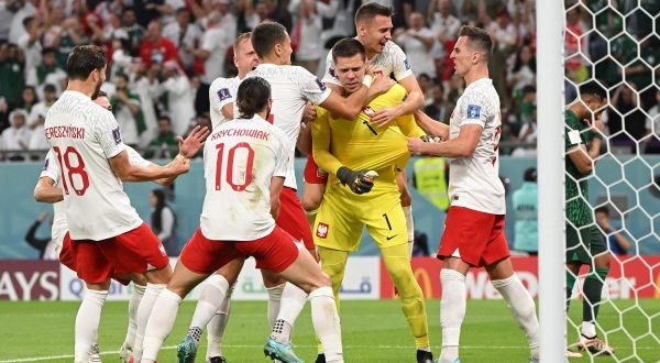 La Polonia batte l’Arabia Saudita 2-0 con super Szczesny