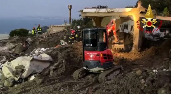 A Ischia si continua a scavare, ancora 4 persone disperse