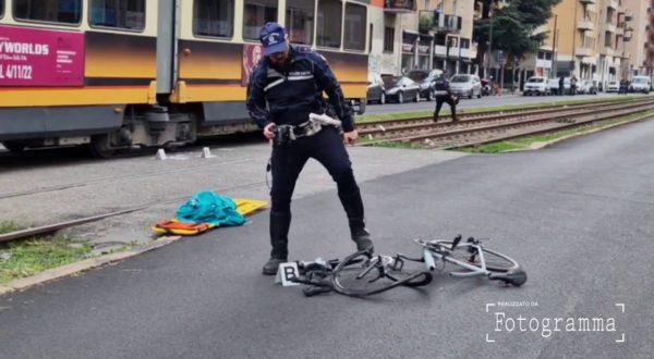 Milano, tram lo investe mentre attraversa binari. Muore a 14 anni