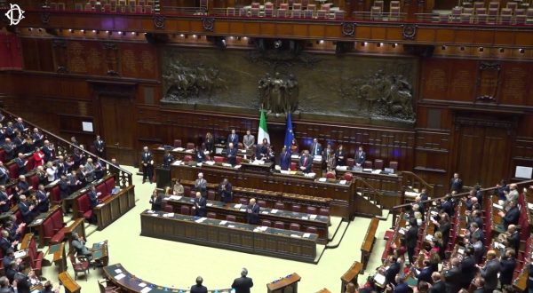 Maroni, alla Camera un minuto di silenzio e un lungo applauso