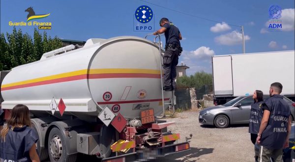 Truffa sui carburanti, 13 indagati e sequestro beni per 25 milioni