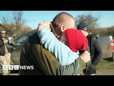 Ukrainian soldiers reunite with their families in liberated Kherson – BBC News