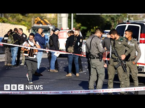 Jerusalem bus stop blasts leave one dead and 14 injured – BBC News