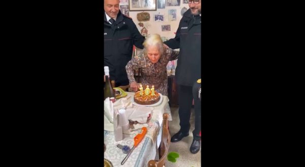 Favignana isolata, zia Rosina festeggia i 101 anni con i carabinieri