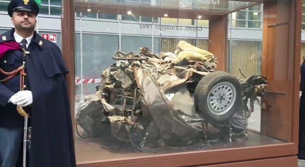 I resti dell’auto della scorta di Falcone esposti a Milano