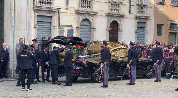 Funerali di Stato di Maroni, arrivo del feretro tra gli applausi