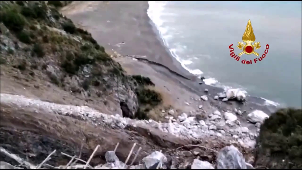 Maltempo, frana investe strada statale a Maratea e finisce in spiaggia