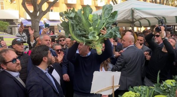 Conte alza al cielo un cavolfiore: “Ecco la nostra coppa del mondo”