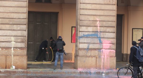 Prima della Scala, ambientalisti imbrattano ingresso Teatro. 5 denunce