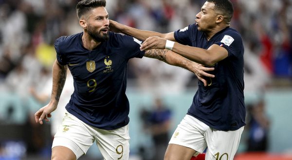 Giroud e Mbappè lanciano la Francia ai quarti, Polonia ko