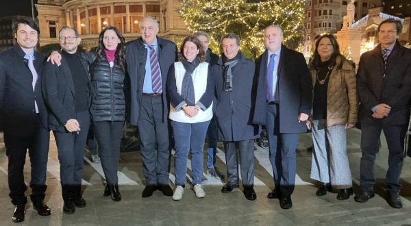 Natale a Palermo, Lagalla accende l’albero in piazza Politeama “Sobrietà e ripartenza”