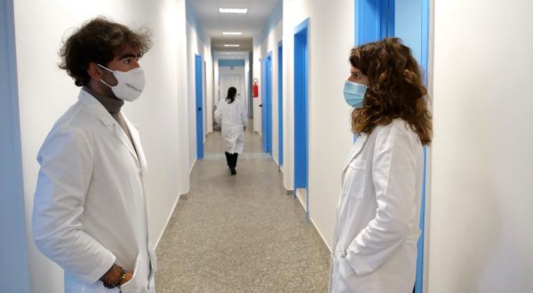 Covid, Positivi in diminuzione ma aumentano decessi (686 in 7 giorni)