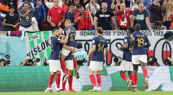 La Francia in semifinale, Inghilterra battuta 2-1