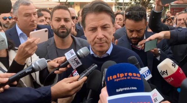 Conte a Palermo “Il Governo recupera soldi togliendoli ai poveri”