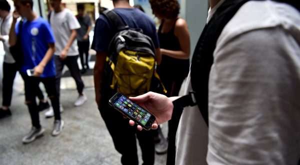 Stop ai cellulari in classe, il ministero invia la circolare alle scuole