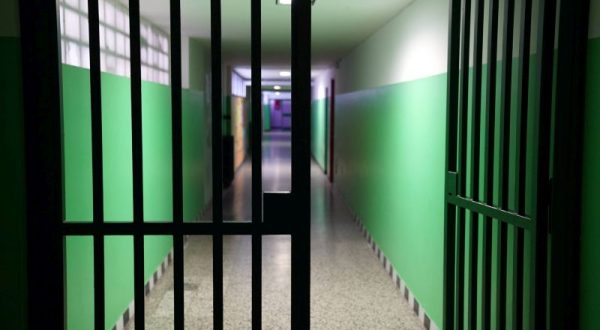 Evasione dal carcere minorile di Milano, si costituisce uno dei 5 in fuga