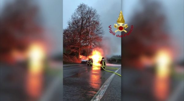 Intervento dei Vigili del Fuoco per incendio auto su strada Bidentina