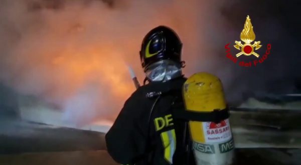 Incendio in un porto turistico nel Sassarese, 6 barche affondate