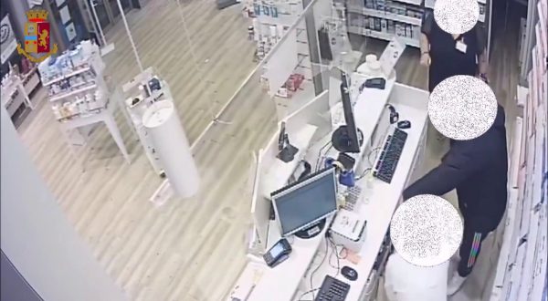 Rapina a mano armata in una farmacia a Milano, arrestato 38enne