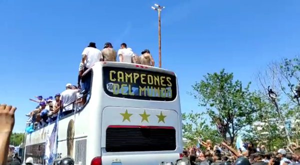 Tifosi argentini in delirio al passaggio del pullman della Seleccion