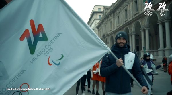 A Milano sfilano le bandiere olimpiche di Parigi e Milano-Cortina