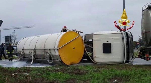 Montanaso Lombardo, si ribalta cisterna. Latte invade la carreggiata