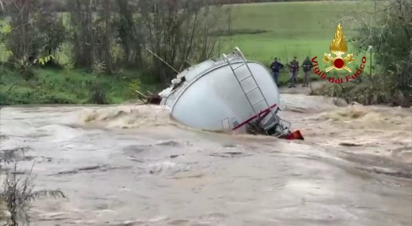 Autocisterna travolta dalla piena di un torrente