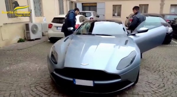 Reggio Emilia, truffa da 1 milione, sequestrate 4 auto di lusso