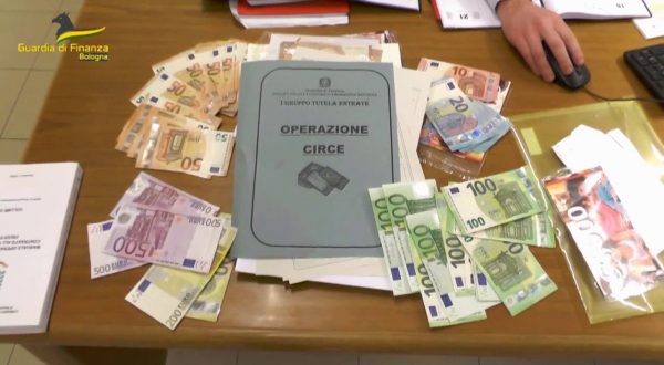 Maga legge le carte ma evade il fisco per un milione di euro