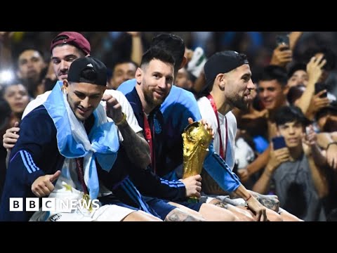 Heroes’ welcome for Messi and World Cup champions in Argentina – BBC News