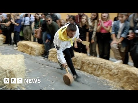 Tuscany’s medieval cheese-rolling competition, Palio dei Caci – BBC News